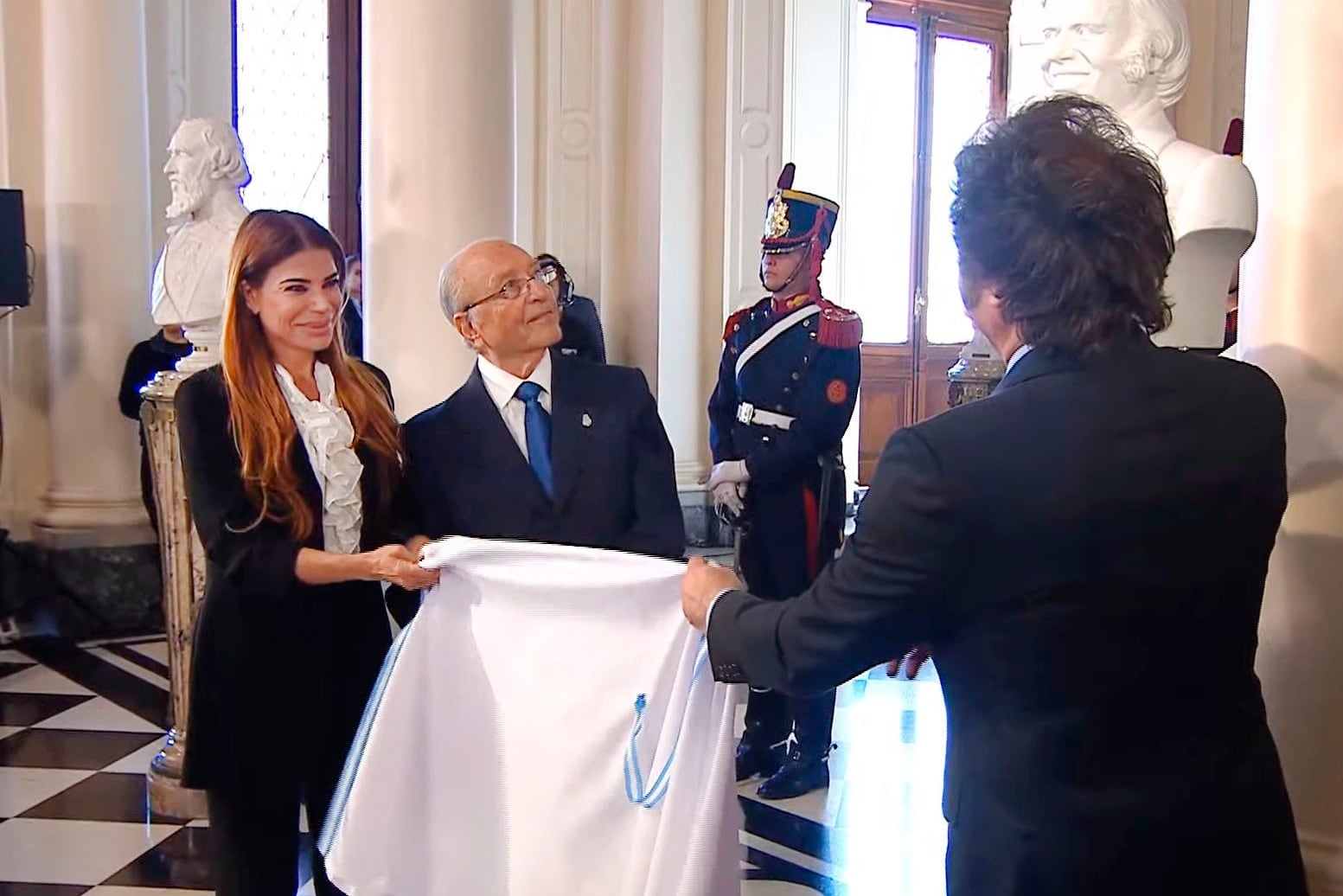 Momento de la instalación del busto de Carlos Menem en la Casa Rosada. 