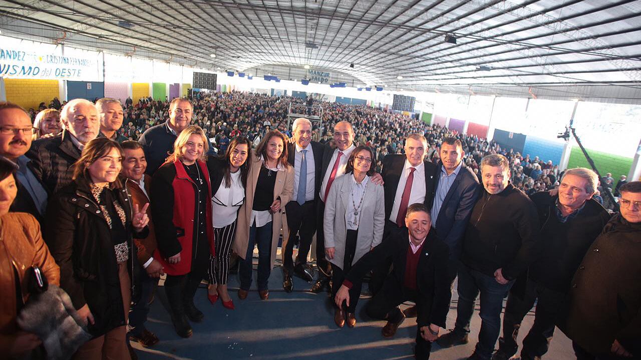 Políticos y sindicalistas reunidos en ATSA.