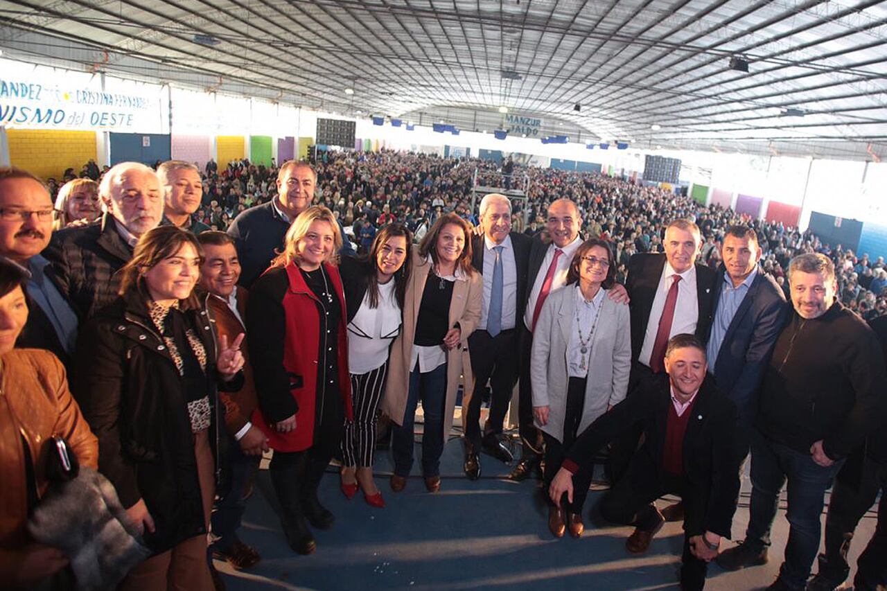 Políticos y sindicalistas reunidos en ATSA.