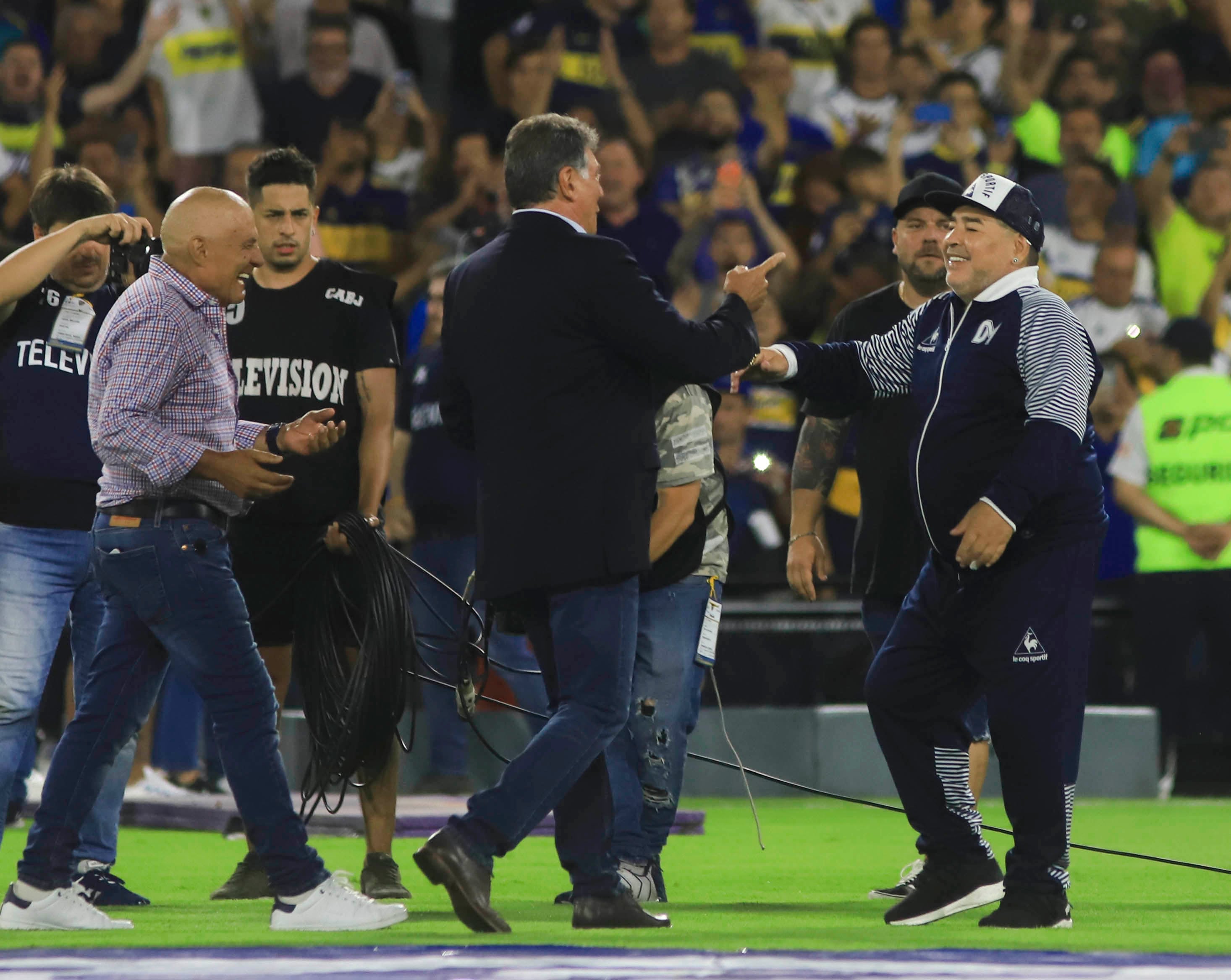 Brindisi y Perotti van a recibir a Maradona para regalarle la plaqueta y una camiseta.