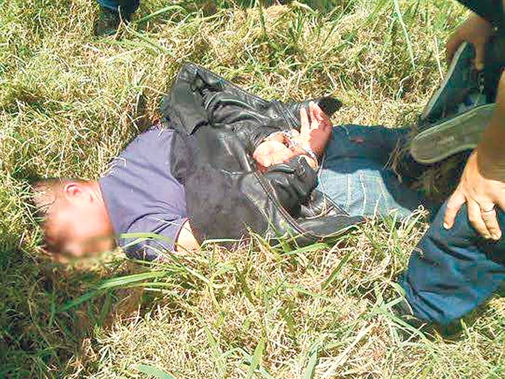 El momento de la detención, en Río Segundo, Córdoba, luego de ser detectado en un micro que había salido de Retiro.