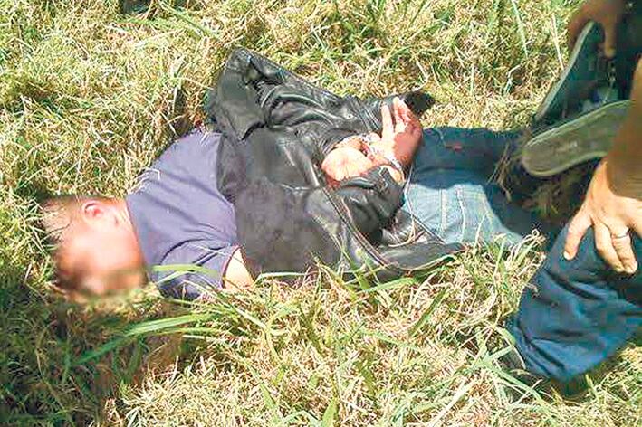 El momento de la detención, en Río Segundo, Córdoba, luego de ser detectado en un micro que había salido de Retiro.