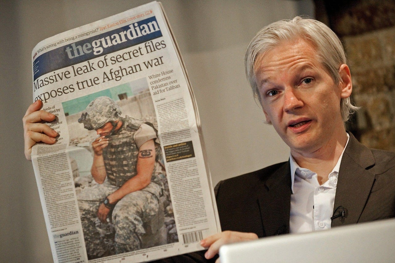 Assange muestra sus revelaciones en la tapa de The Guardian el julio del 2010.