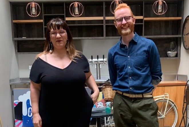 La periodista Cynthia García junto al embajador de WikiLeaks, Joseph Farrell