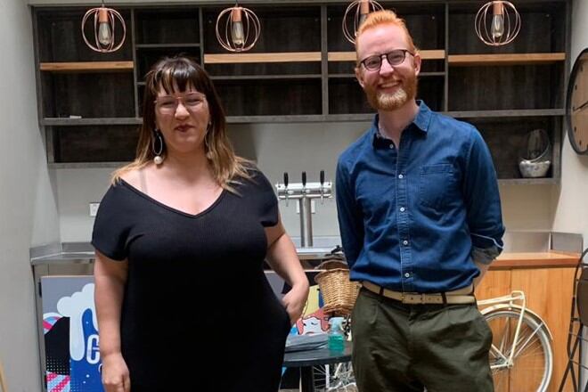 La periodista Cynthia García junto al embajador de WikiLeaks, Joseph Farrell