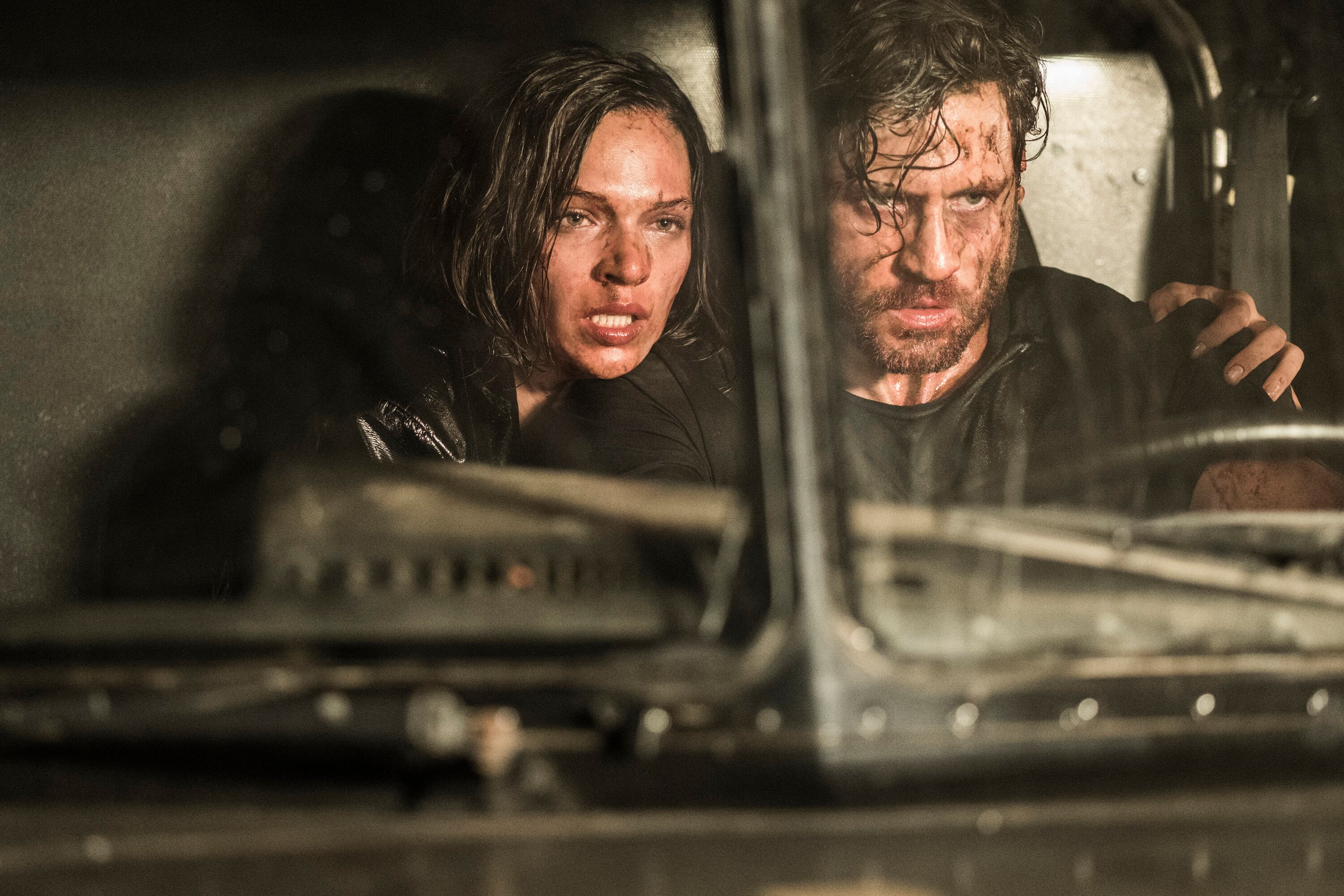 Anna Brewster y Edgar Ramírez en una mala lectura de Tarantino. 