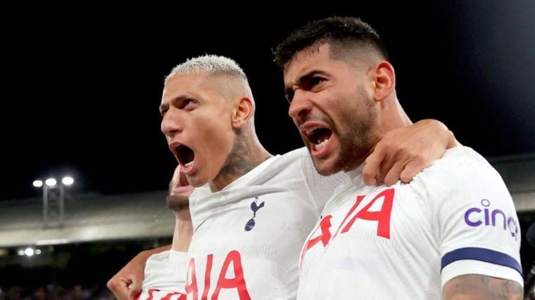 El brasileño Richarlison festeja con "Cuti" Romero otro éxito con los Spurs