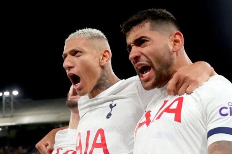 El brasileño Richarlison festeja con "Cuti" Romero otro éxito con los Spurs