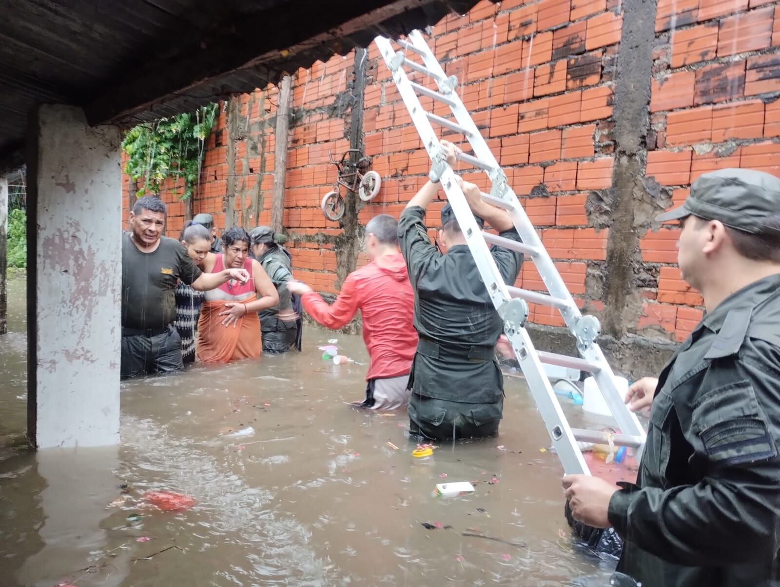 Cayeron más de 300 milímetros de agua y se inundó toda la ciudad de Corrientes.