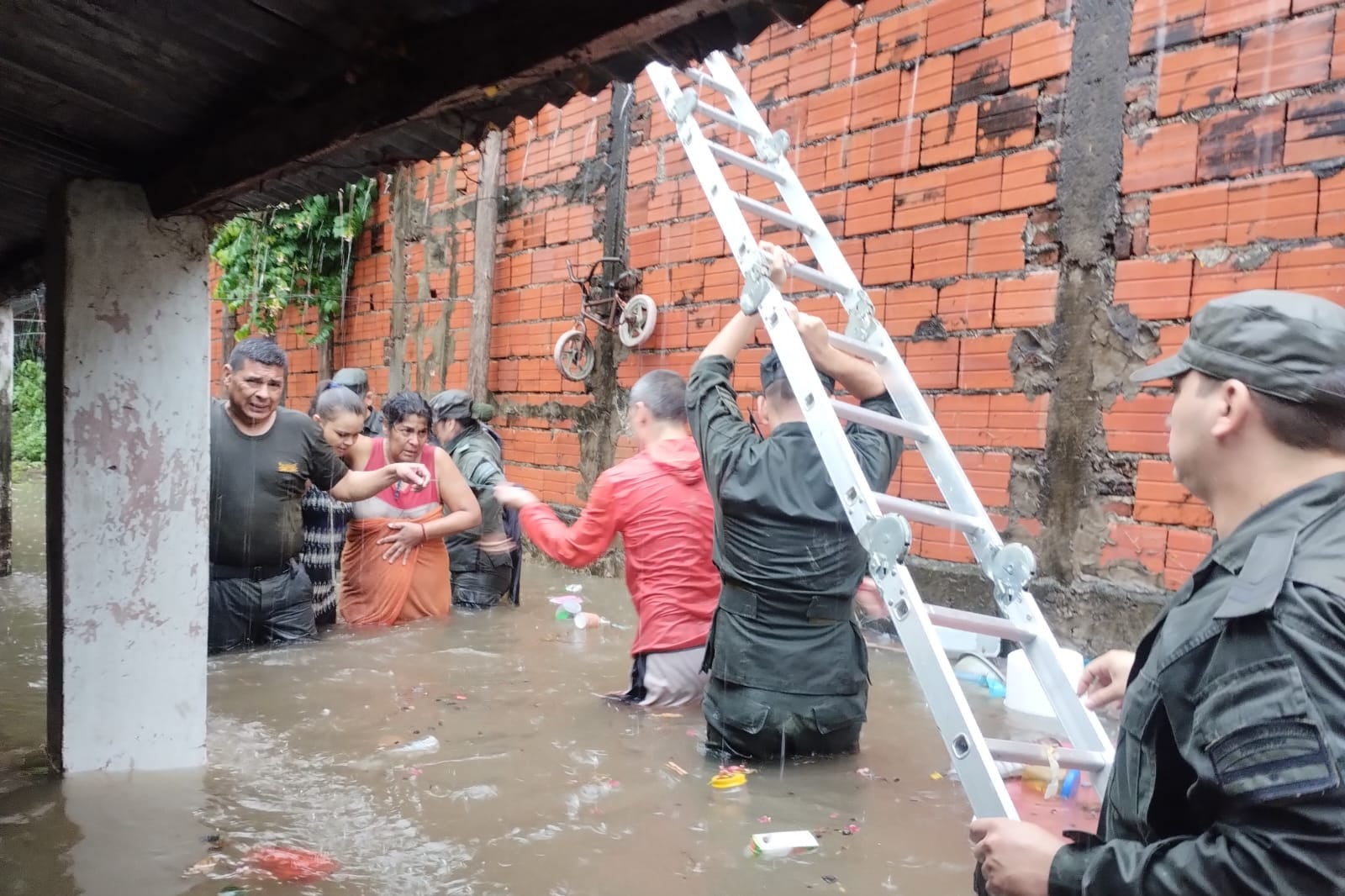 Cayeron más de 300 milímetros de agua y se inundó toda la ciudad de Corrientes.