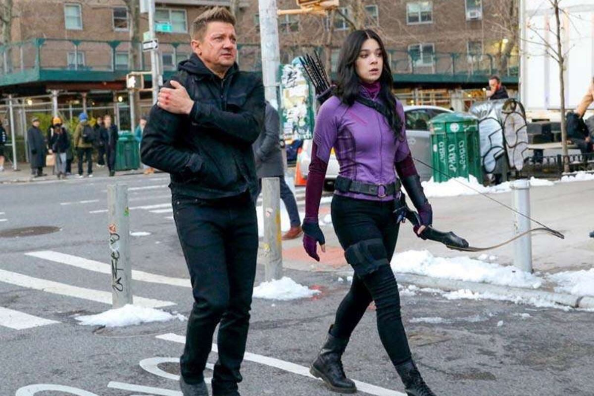 Clint Barton (Jeremy Renner) y Kate Bishop (Hailee Steinfeld) protagonizan la serie.
