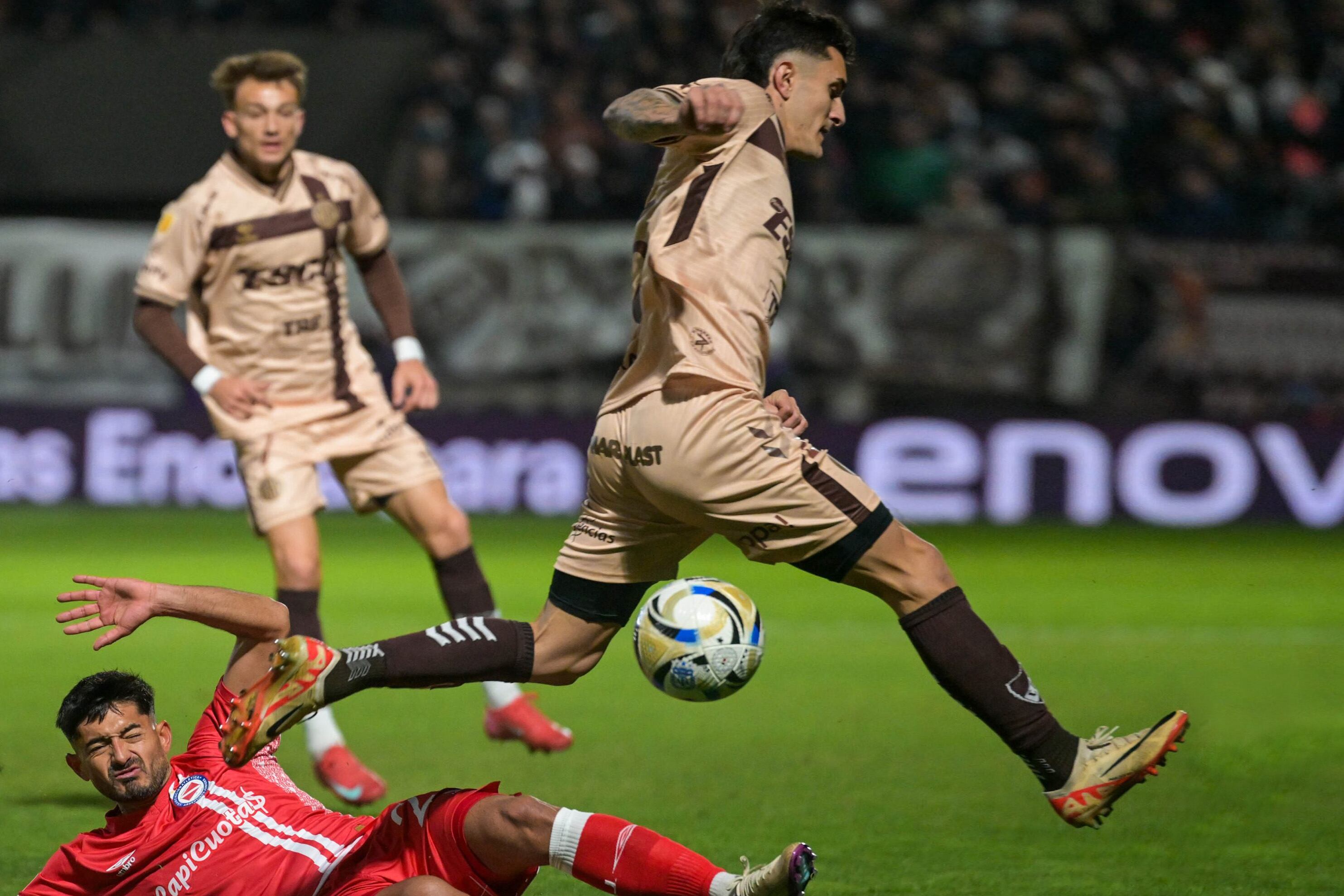 Taborda trata de escaparse de la marca de Lozano