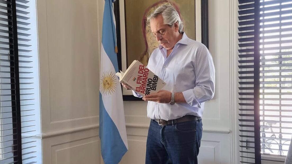 Alberto Fernández leyendo "El fin del armario", uno de los escritos retirados en las escuelas de Castellón.