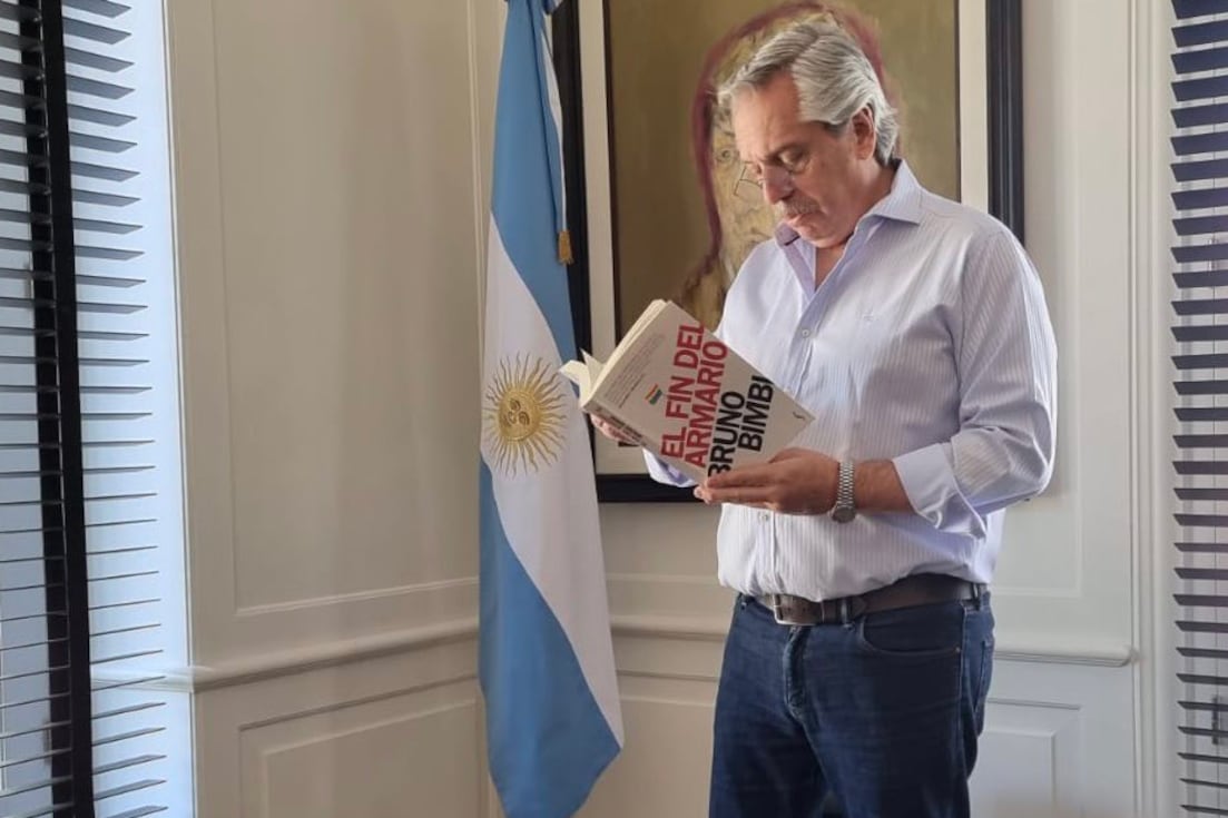 Alberto Fernández leyendo "El fin del armario", uno de los escritos retirados en las escuelas de Castellón.