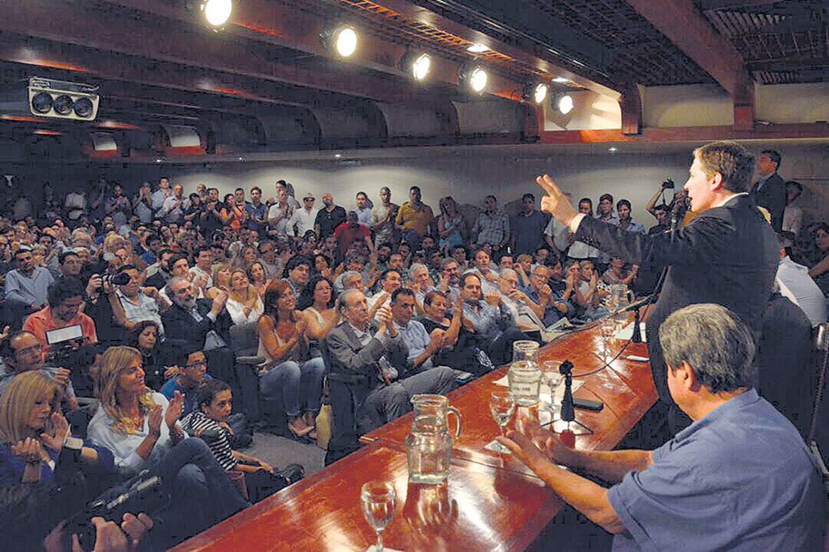 Fernando Gray en el acto de cierre en el auditorio de la sede del PJ Nacional.