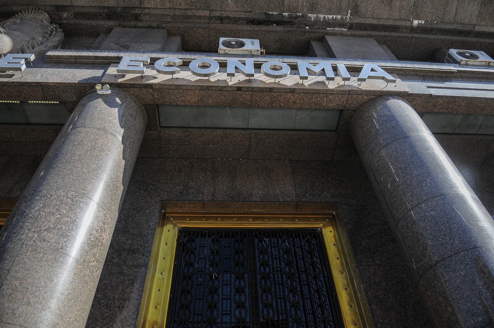 La reunión será a primera hora de este miércoles en el ministerio de Economía. También fueron convocados fondos de inversión y compañías de seguro. 