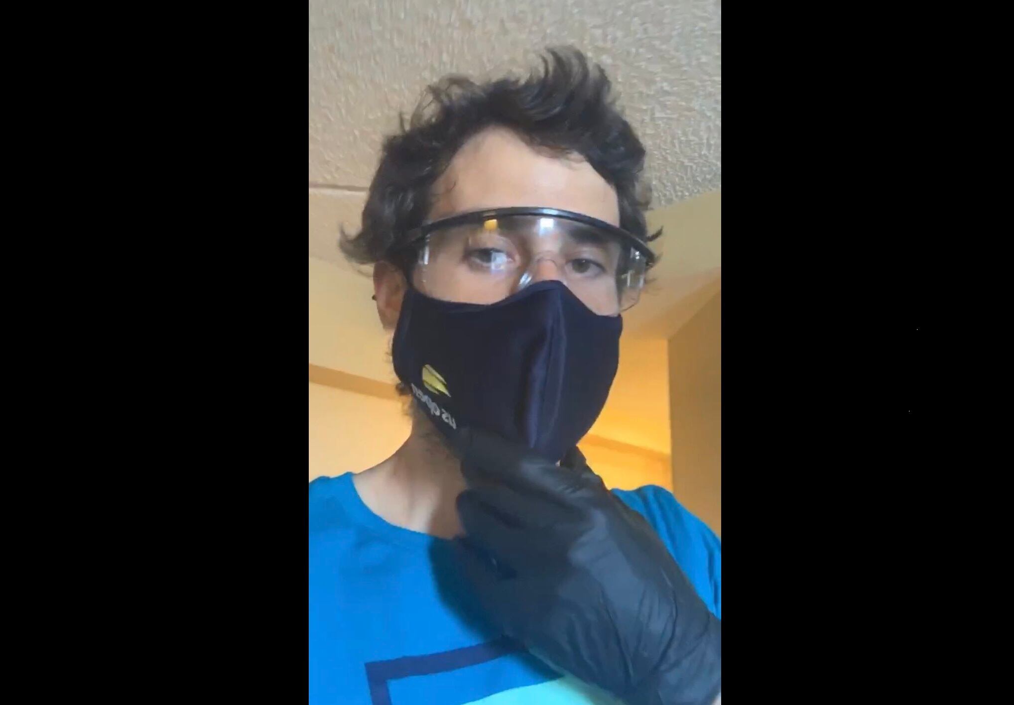 Pella, con guantes, lentes y barbijo, yendo a entrenarse en Nueva York.