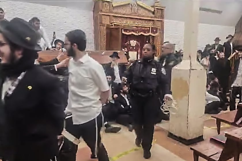 La policía en la sinagoga de Nueva York donde encontraron los túneles.