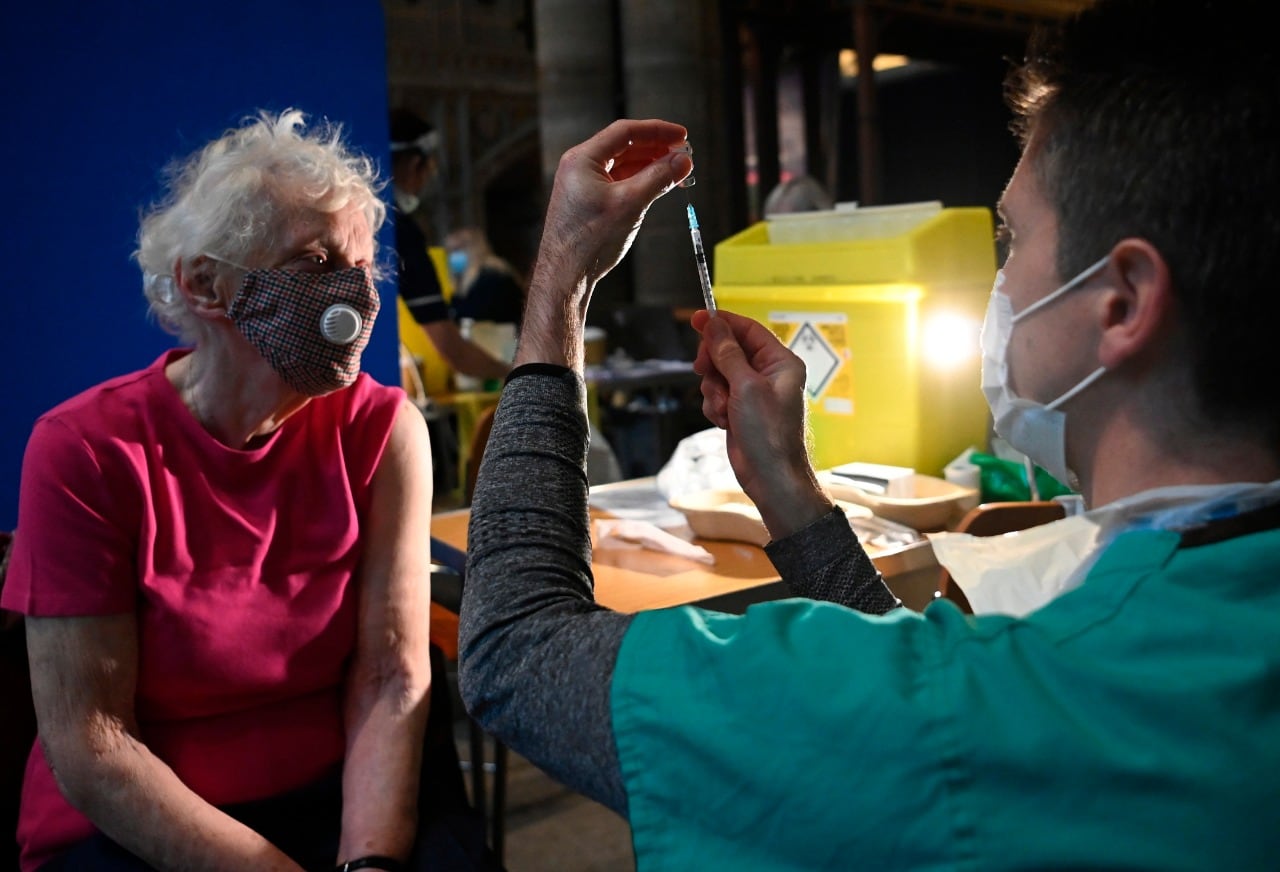 Un médico alista la vacuna de Pfizer en una iglesia de Salisbury, Gran Bretaña.