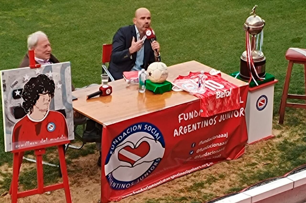 Hugo Levin y Eduardo Sacheri, charlan en el verde césped.