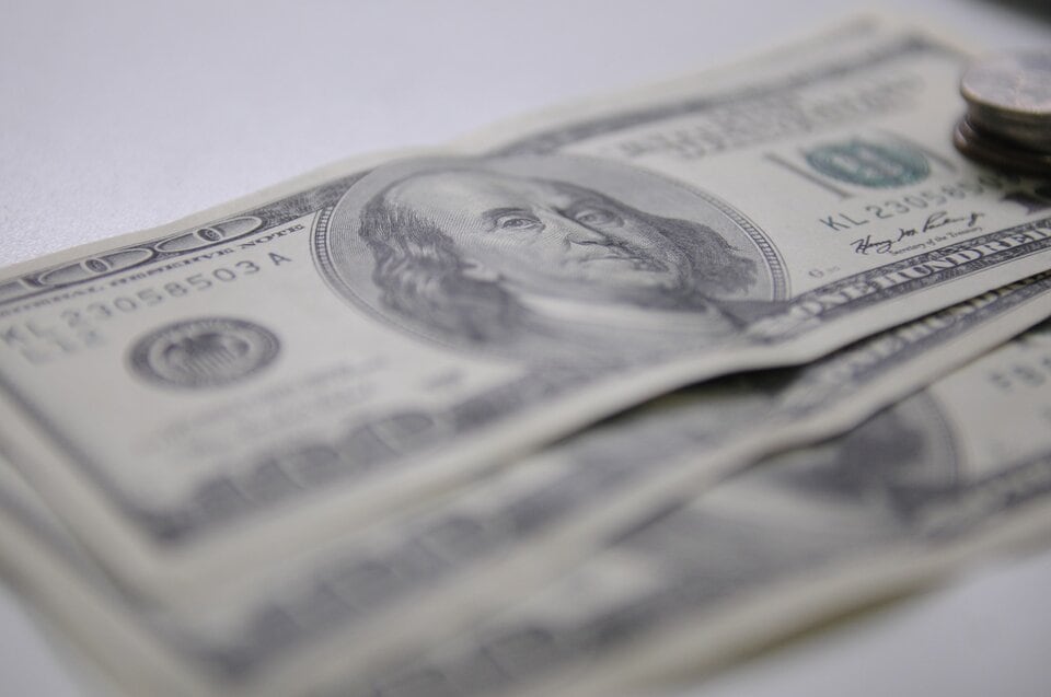 El dólar blue se mantuvo este martes en 925 pesos, al tiempo que bajaron los dólares financieros