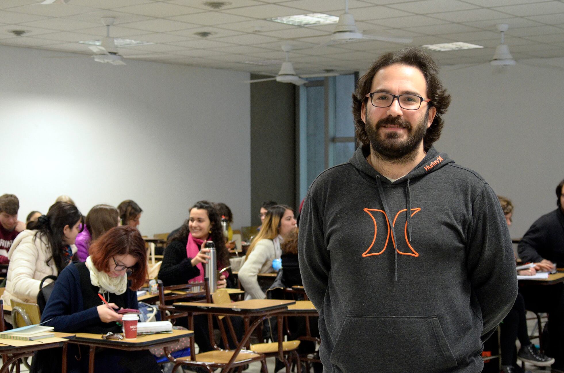Gasparri apela a lo performativo de la lengua (hace lo que enuncia) en la línea de Butler.