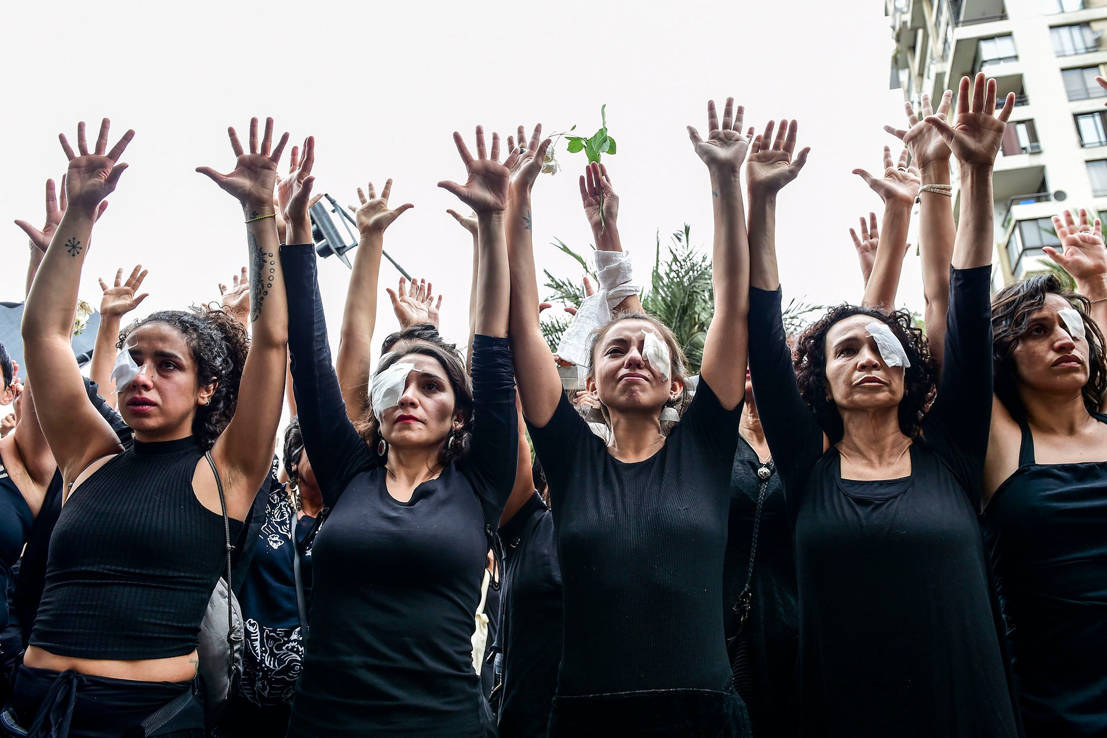 Performance de protesta contra el uso policial de perdigones en Santiago 