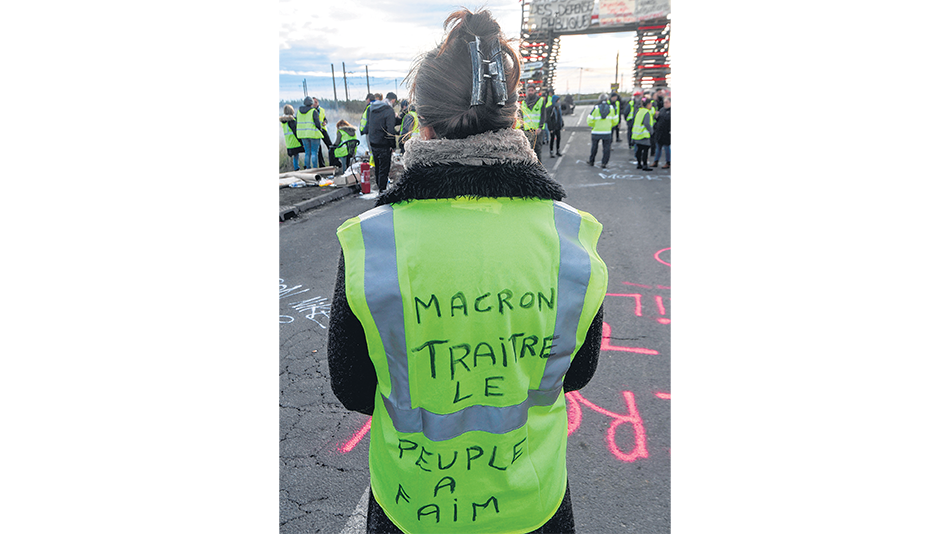 “Macron traidor. La gente tiene hambre”, escrito en el chaleco.
