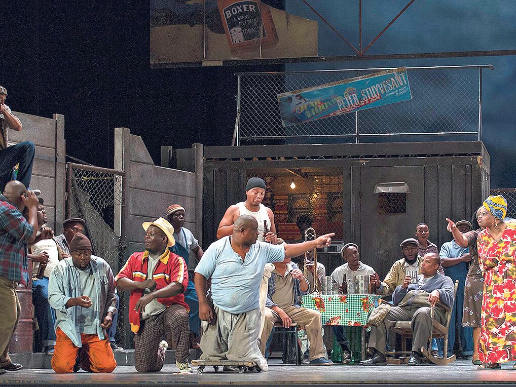 Una ópera casi sin escenas privadas, donde todo sucede en lugares públicos y con el pueblo como protagonista.