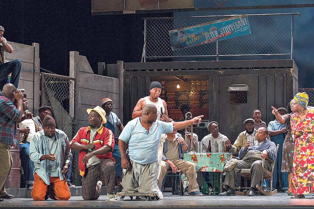 Una ópera casi sin escenas privadas, donde todo sucede en lugares públicos y con el pueblo como protagonista.