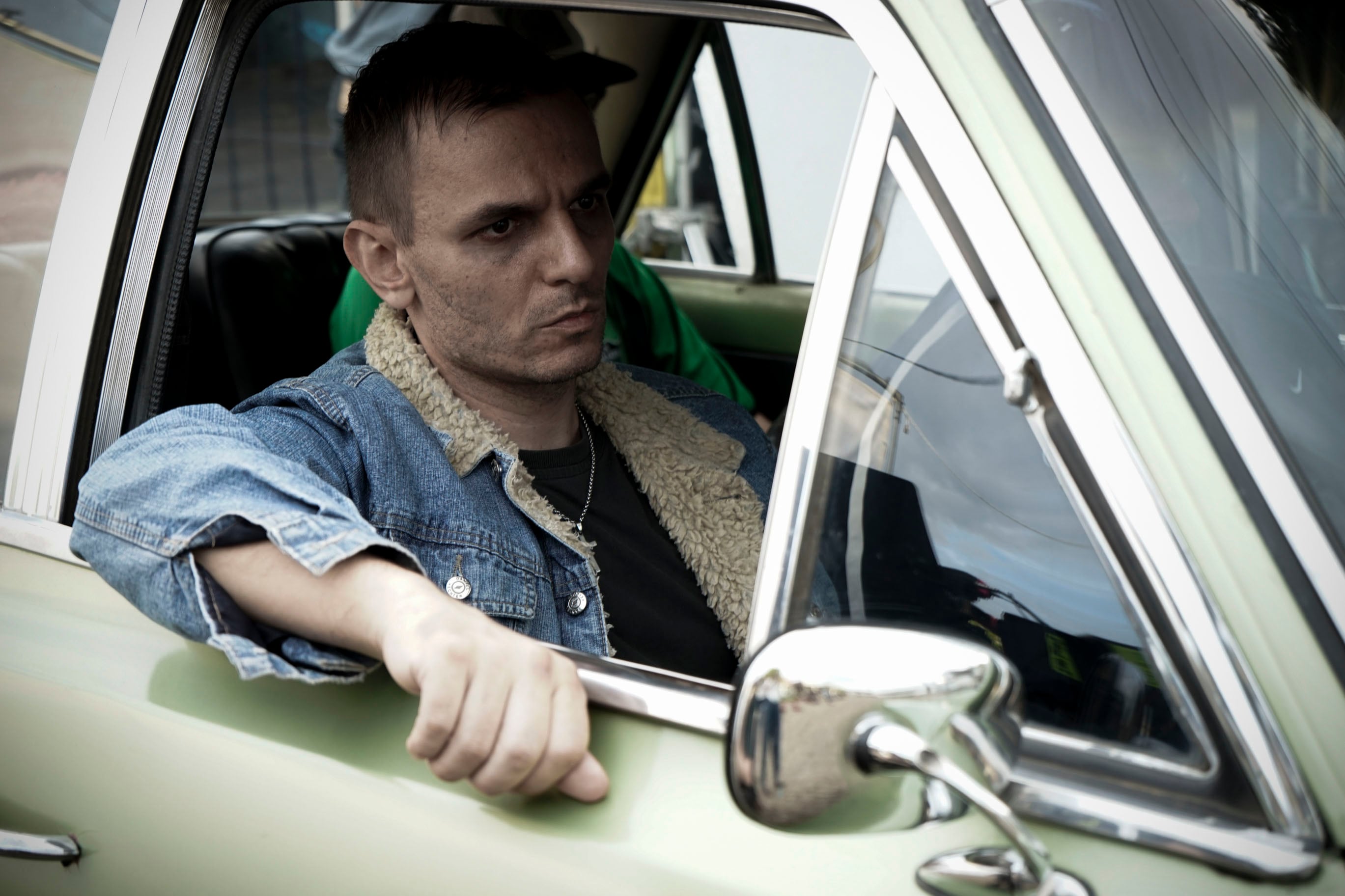 "La sombra del gallo" aborda un tema de urgente actualidad.