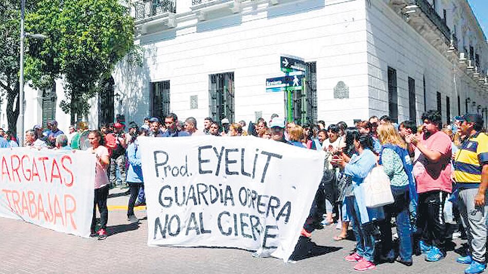 Los ex empleados acamparon frente a la planta de Eyelit en reclamo de su indemnización total.