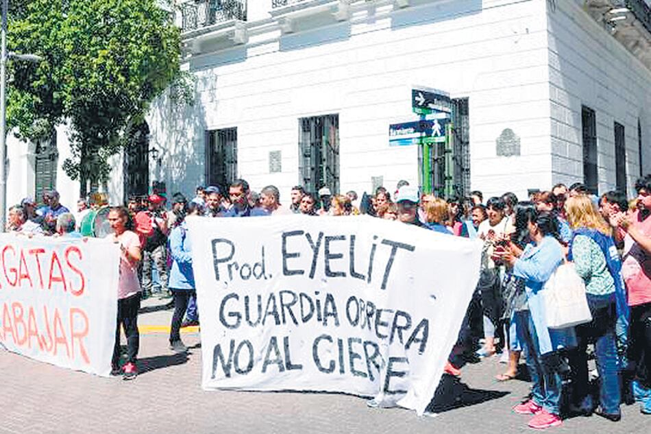 Los ex empleados acamparon frente a la planta de Eyelit en reclamo de su indemnización total.