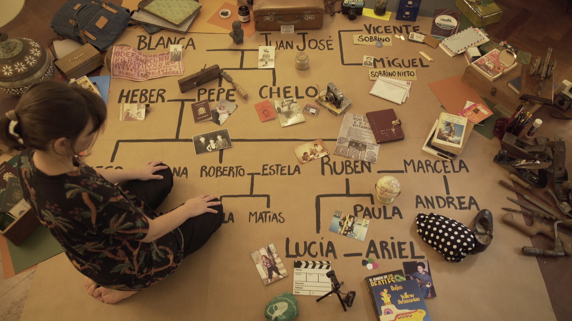 El árbol genealógico de la película que la directora lleva consigo. 