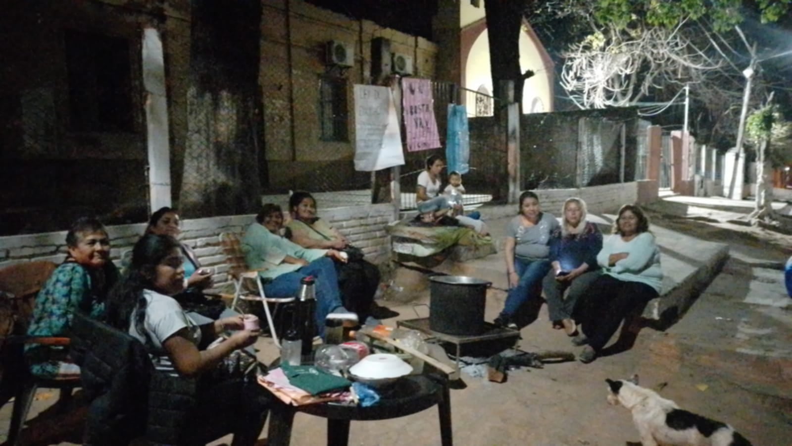 En las puertas del establecimiento escolar.