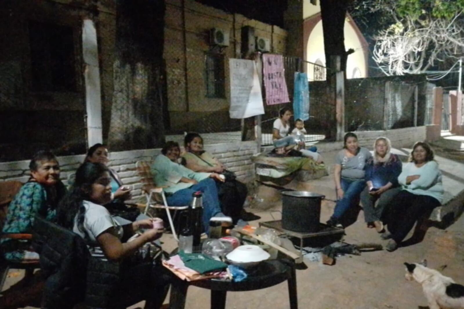 En las puertas del establecimiento escolar.