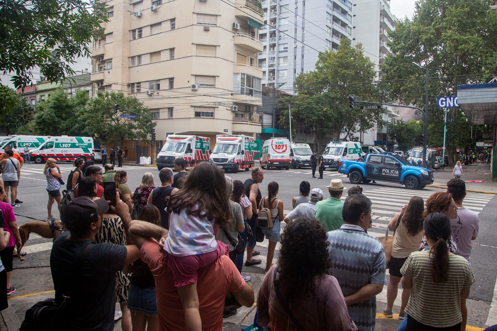 Vecinos de Caballito miran el despliegue de bomberos y fuerzas de seguridad tras el incendio.