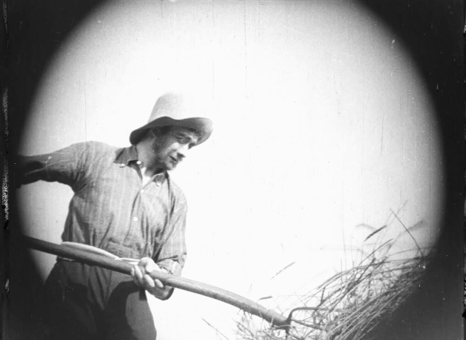 El peón rural trabaja la tierra, pero sus frutos quedan para los latifundistas. 