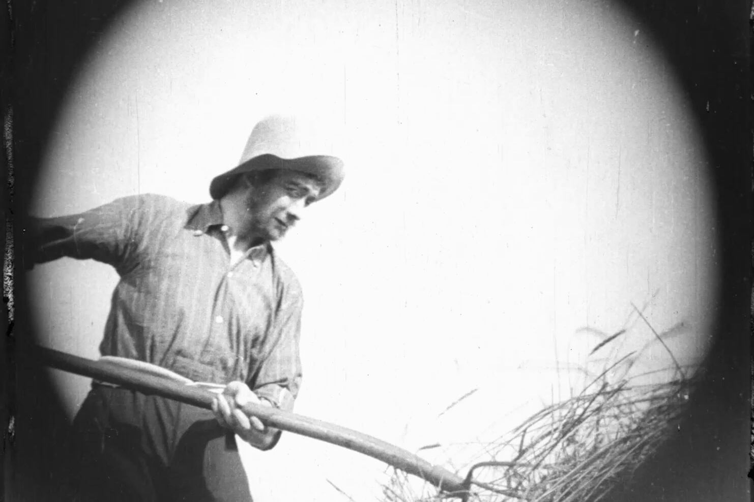 El peón rural trabaja la tierra, pero sus frutos quedan para los latifundistas.