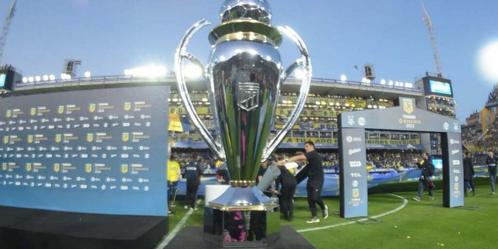 El trofeo de la Liga Profesional que Boca levantó en 2022. 