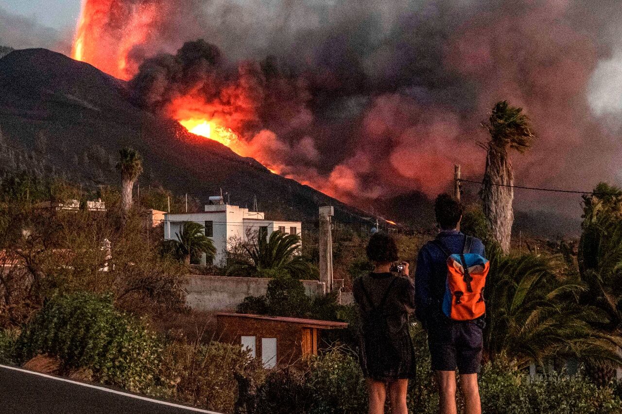 Por la erupción del volcán en La Palma se formaron otros dos ríos de lava.