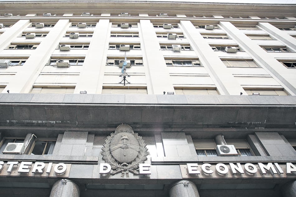 La colocación de un bono a 100 años compromete los márgenes de autonomía, según distintos economistas.