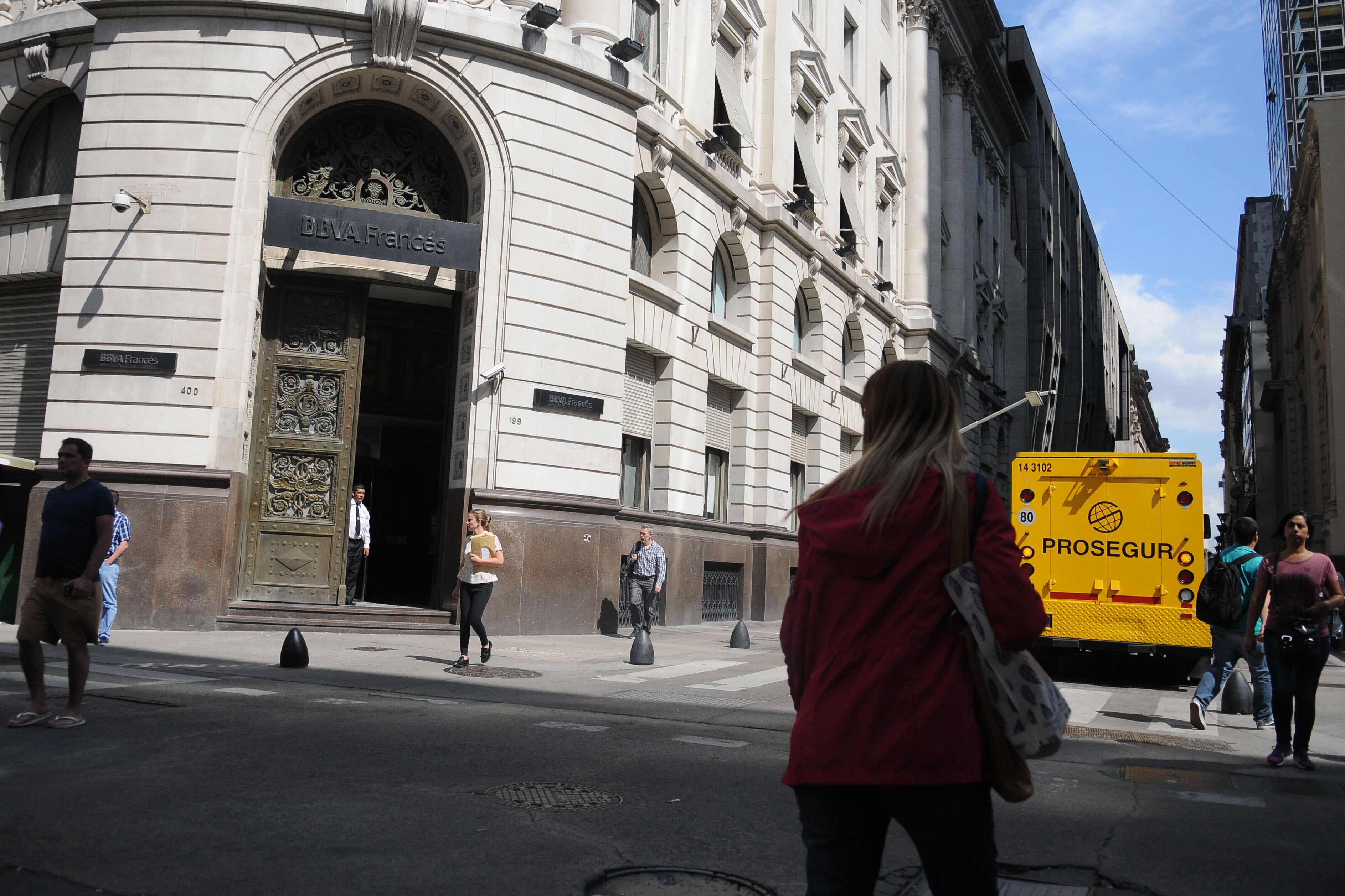 Lanormativa tributaria argentina lejos de fomentar la inversión local, fomenta la compra de divisas así como las inversiones en el exterior.