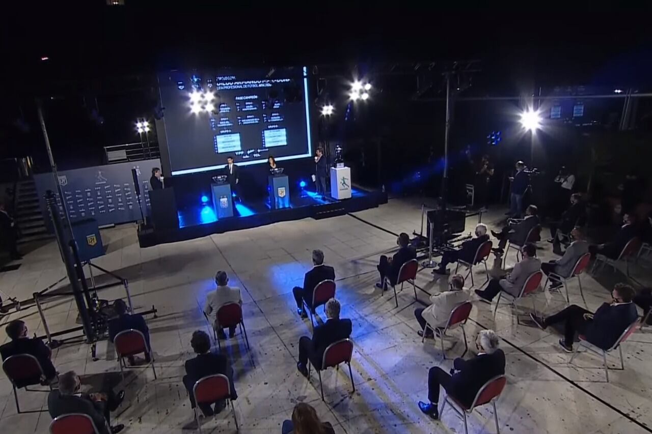 Los dirigentes observan el sorteo en el Hilton.