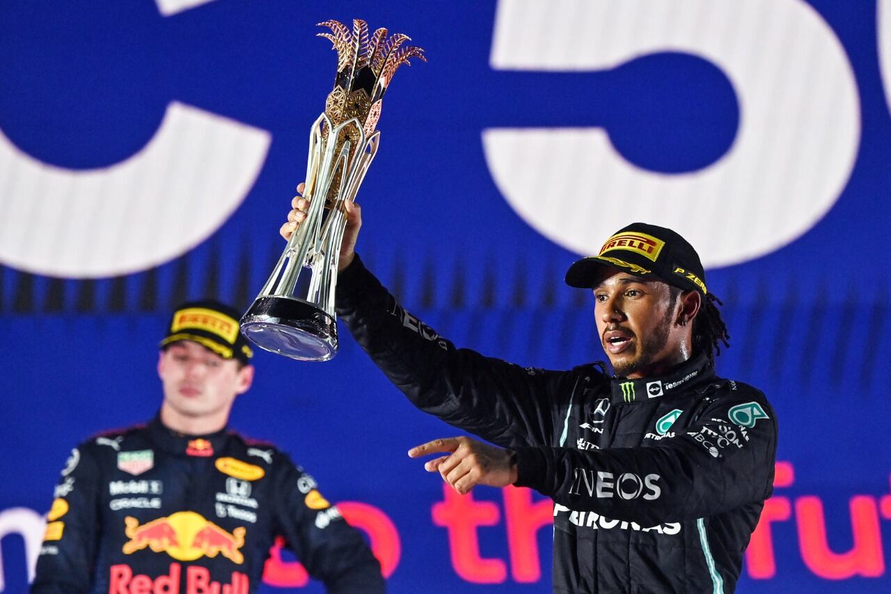 Hamilton celebra la victoria, Verstappen la sufre