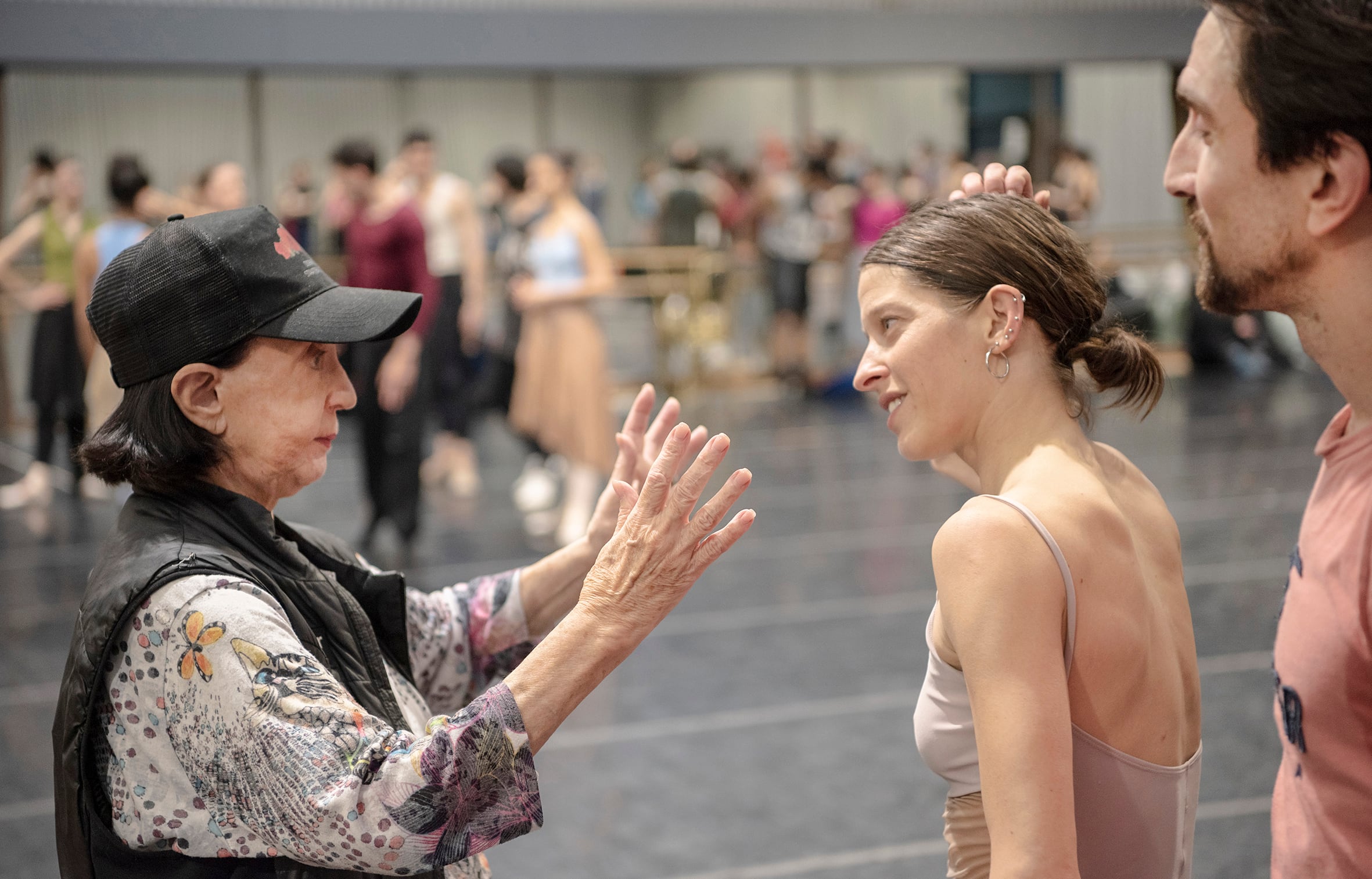 Marcia Haydée junto a Natalia Pelayo y Juan Pablo Ledo durante los ensayos.