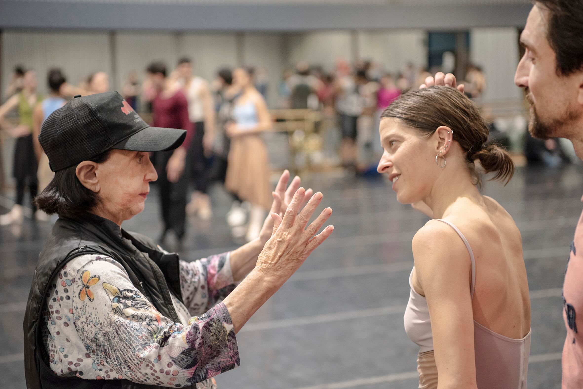Marcia Haydée junto a Natalia Pelayo y Juan Pablo Ledo durante los ensayos.