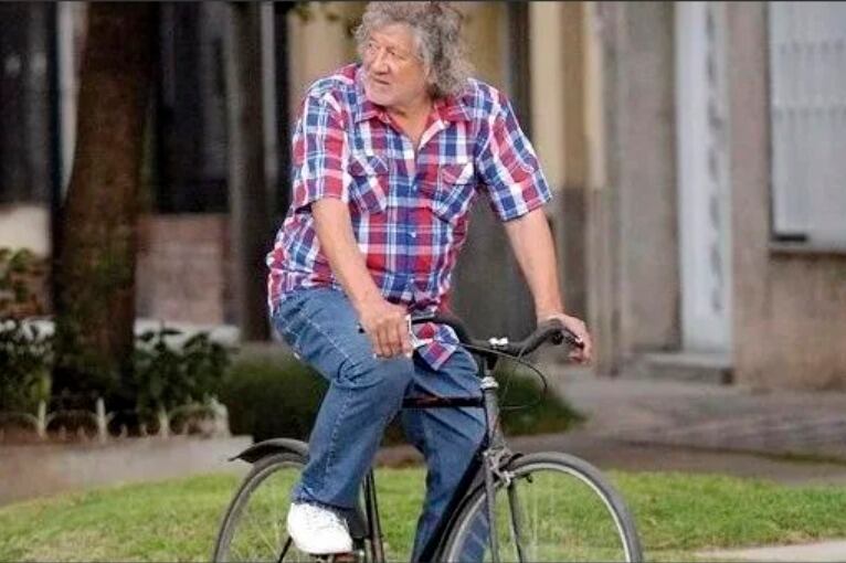 Trinche Carlovich, en bicicleta por el barrio Azcuénaga.