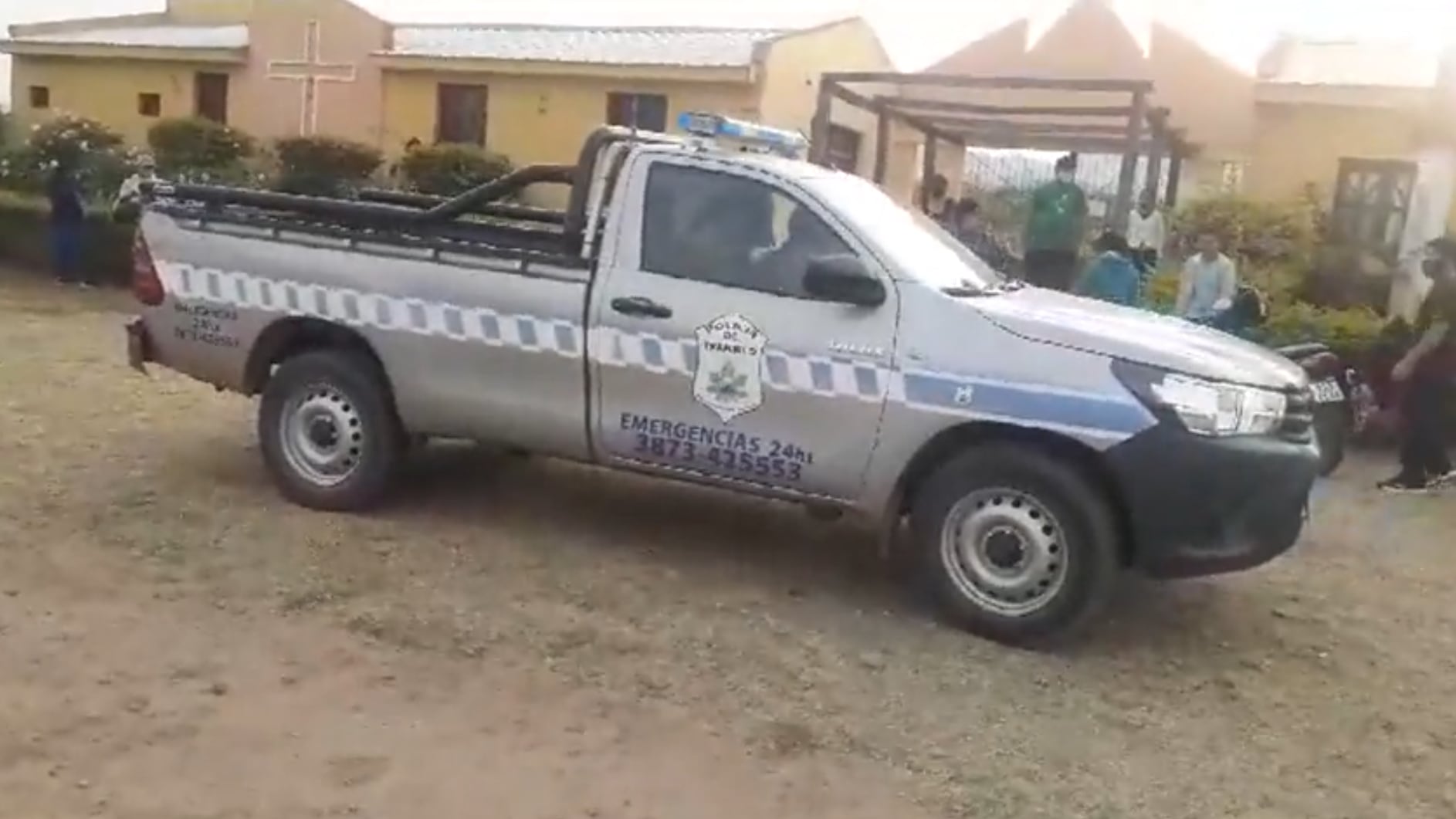 Camioneta de Tránsito municipal en la puerta del cementerio (captura de video de La Cruda NN)