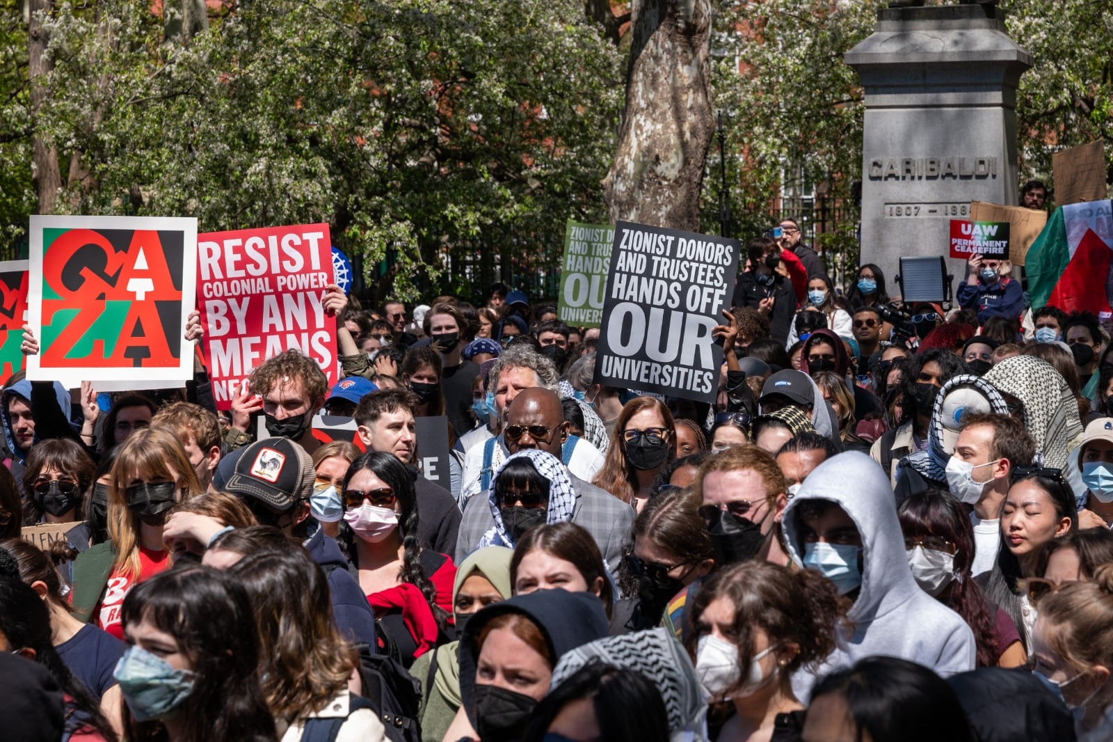 Estudiantes de New York University participan de una protesta contra Israel en Washington Square.